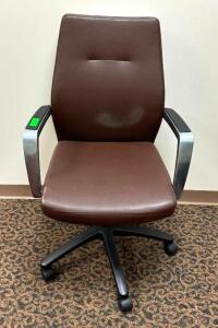 ARMED OFFICE CHAIR