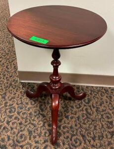 ROUND WOODEN ACCENT TABLE