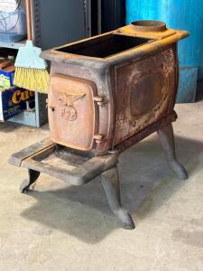 CAST IRON WOOD STOVE ON LEGS