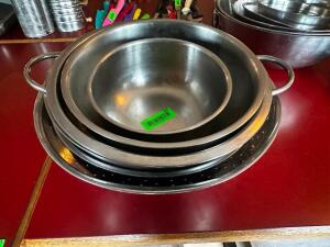 (5) ASSORTED STAINLESS MIXING BOWLS AND COLANDERS.