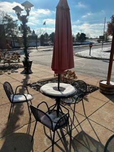 31" ROUND METAL PATIO TABLE W/ (3) CHAIRS AND (1) UMBRELLA