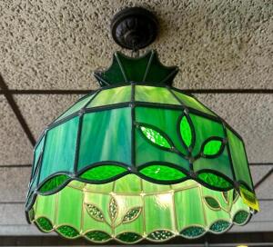 1960'S ERA VINTAGE GREEN STAINED GLASS PENDANT LIGHT.