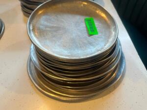 (1) LOT OF ASSORTED 8" AND 10" PIZZA PANS