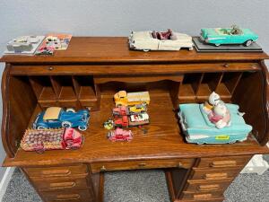 (1) LOT OF COLLECTIBLE DYE CAST AND PLASTIC CARS.