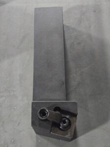 DESCRIPTION: (1) MSRNR 24-8E INDEXABLE TURNING TOOLHOLDER BRAND/MODEL: UNKNOWN 91422733 SIZE: 1-1/4" SQ SHANK RETAIL$: $98.30 QTY: 1