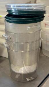 (4) 4 QT PLASTIC CONTAINERS W/ LIDS