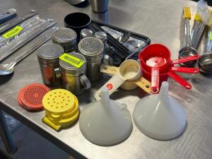 (1) LOT OF ASSORTED PLASTIC MEASURING CUPS AND SHAKERS.