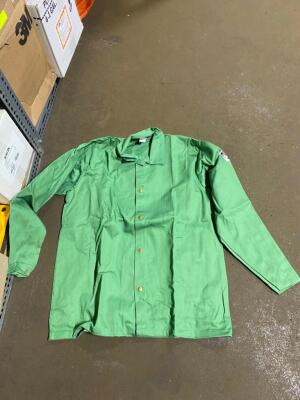 DESCRIPTION: (7) FLAME RESISTANCE BUTTON-UP SHIRT BRAND/MODEL: INDUSTRIGUARD/JGNLSTD-C9 INFORMATION: GREEN RETAIL$: 26.16 EACH SIZE: LARGE QTY: 7