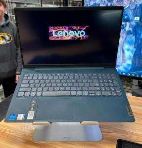 LAPTOP COMPUTER WITH STAND