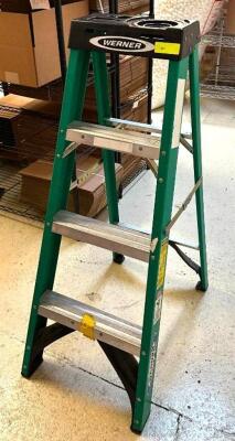 4' FIBERGLASS STEP LADDER