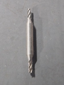 DESCRIPTION: (2) HSS DE END MILLS BRAND/MODEL: VC 720-4104 SIZE: 3/16" DIA 1/2" LOC RETAIL$: $49.54 QTY: 2