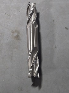 DESCRIPTION: (1) HSS DE SQ END MILL BRAND/MODEL: HERTEL 41117714 SIZE: 15/16" 1-7/8" LOC RETAIL$: $107.63 QTY: 1