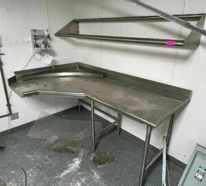 DESCRIPTION: 7' X 36" RIGHT SIDE STAINLESS CLEAN TABLE W/ WALL SHELF SIZE: 7' X 36" LOCATION: KITCHEN QTY: 1