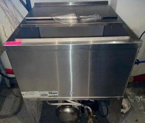 DESCRIPTION: 21" STAINLESS ICE KEEPER W/ LID AND CO2 MOTOR. SIZE: 21" X 20" LOCATION: BAR QTY: 1