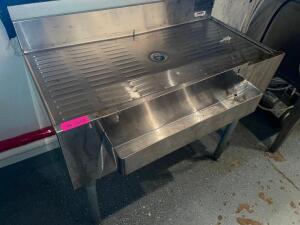 DESCRIPTION: 36" STAINLESS UNDER BAR DRY BOARD ADDITIONAL INFORMATION W/ SPEED RAIL FRONT SIZE: 36" LOCATION: BAR QTY: 1
