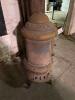 ROUND OAK ANTIQUE CAST IRON ROUND OAK (BOWAGIAC MI.) WOOD BURNER STOVE WITH CHIMNEY EXCELLENT ANTIQUE CONDITION. CHIMNEY INCLUDED. SEE PHOTOS. - 7