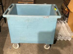 DESCRIPTION: 20" X 30" PLASTIC ICE CART. MISSING LID SIZE: 30" X 30: LOCATION: BAY 7 QTY: 1