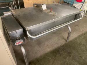 DESCRIPTION: GROEN 30 GALLON ELECTRIC TILT SKILLET. BRAND / MODEL: GROEN LOCATION: BAY 7 QTY: 1