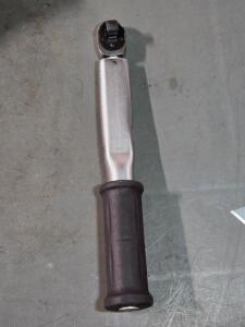 DESCRIPTION: (1) 3/8" DRIVE TORQUE WRENCH BRAND/MODEL: GEARWRENCH 85162 SIZE: 10 TO 50 Nm RETAIL$: $139.90 QTY: 1