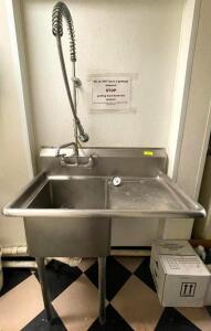 40" X 24" SINGLE WELL PREP SINK W/ RIGHT SIDE DRY BOARD AND SPRAY NOZZLE.