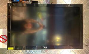 LG 41 FLAT SCREEN TV W/ WALL MOUNT